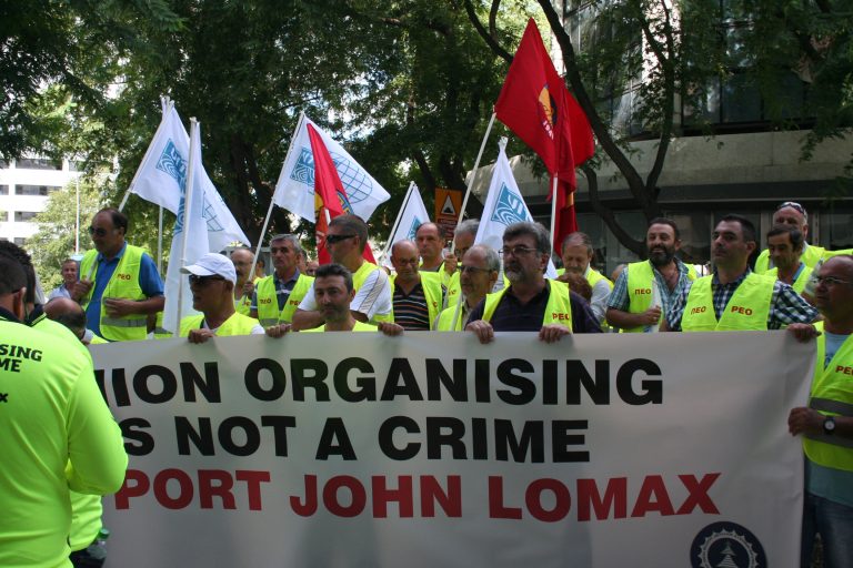 La UITBB protesta para apoyar a John Lomax. Los cargos de acusación fueron retirados.