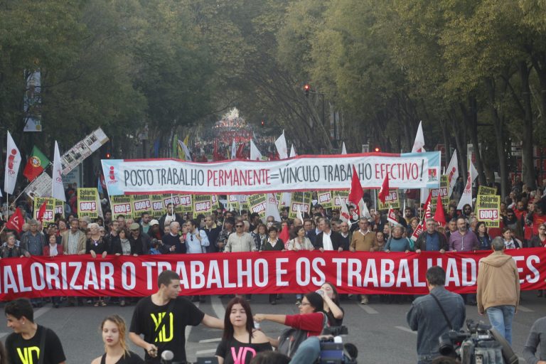 Thousands celebrate the workers in the streets of Portugal
