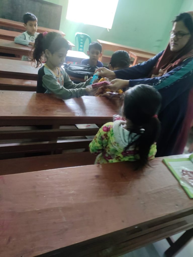 BCWLF distribue des masques et des désinfectants pour les mains dans les écoles de Dhaka