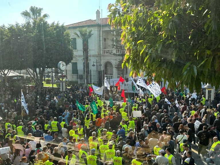 ¡Miles de manifestantes tomaron las calles en Chipre hoy, manifestándose en defensa de la indexación del subsidio por costo de vida! ¡Trabajadores del mundo, uníos!
